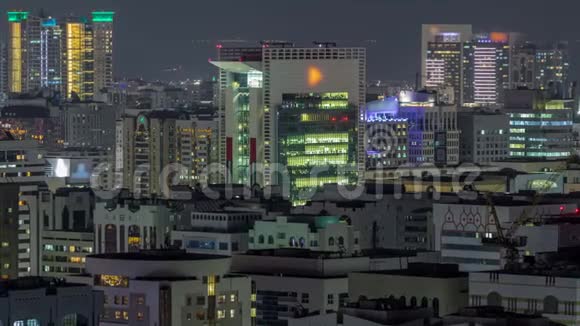 阿布扎比市中心的空中天际线从夜幕降临开始视频的预览图