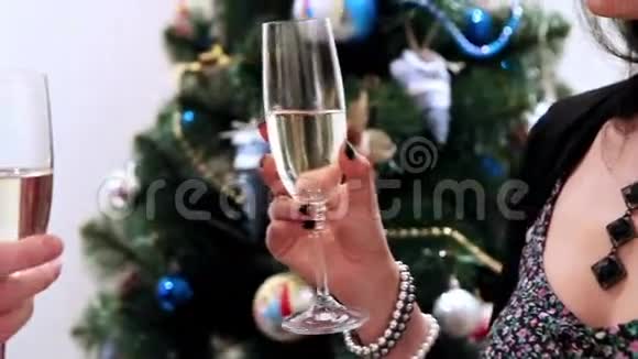 新的一年基督弥撒树上的香槟酒杯视频的预览图