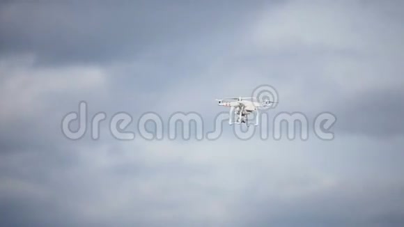 四架直升机在空中飞行视频的预览图