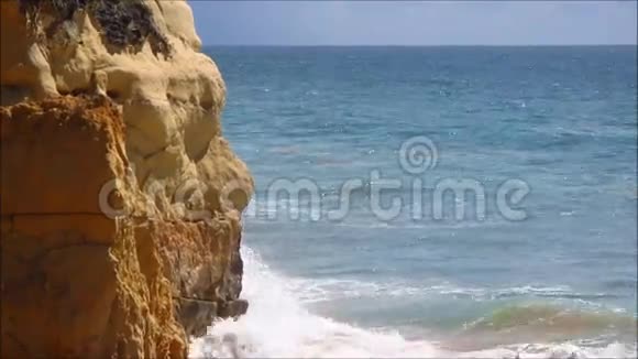 海岸的海浪视频的预览图