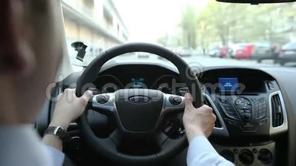 从司机的角度看城市道路交通高清视频的预览图