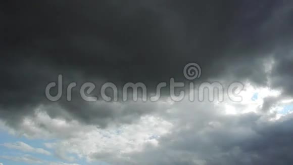 白色和一些乌云在天空中移动视频的预览图