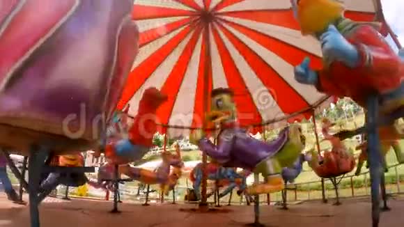 快乐之旅上五颜六色的骑马玩具视频的预览图