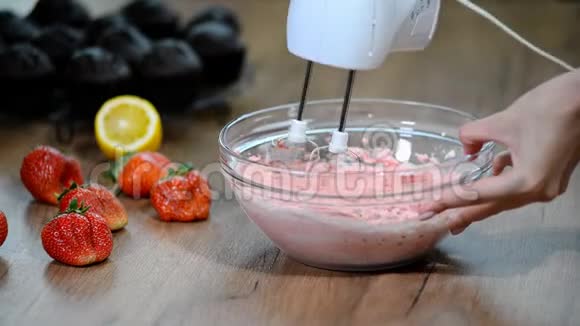 草莓蛋糕用搅拌器将草莓奶油打匀视频的预览图