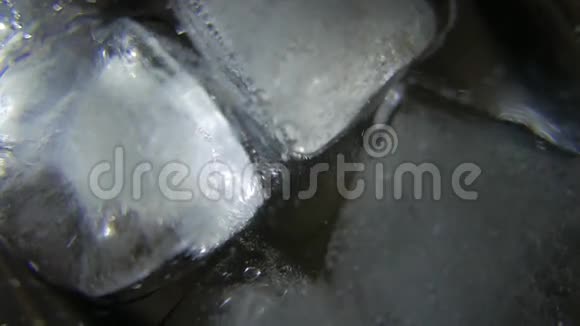 闪闪发光的水玻璃融化冰块4UHDK视频的预览图