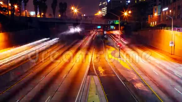 合并夜间高速公路交通视频的预览图