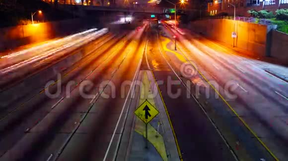 夜间高速公路上的交通合并视频的预览图