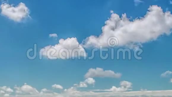 蓝天上美丽的白云视频的预览图