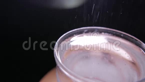 闪闪发光的水玻璃融化冰块4UHDK视频的预览图