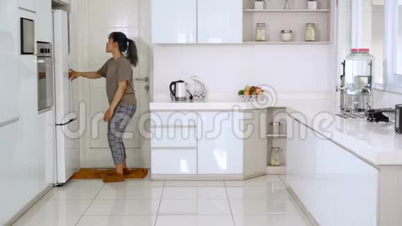 快乐的女人在厨房跳舞视频的预览图