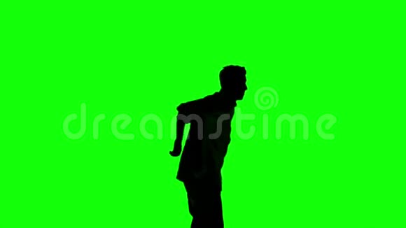 一个男人在绿色屏幕上跳跃和举起手臂的剪影视频的预览图