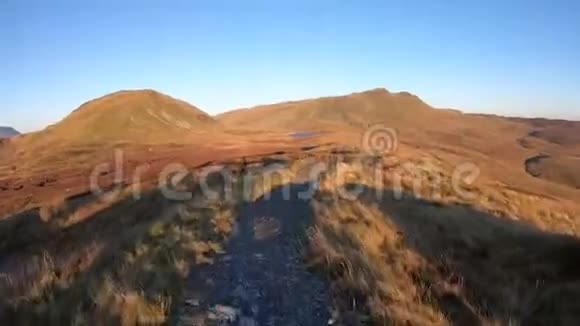 车载摄像机英国石板山石路上的山地自行车下坡从第一人称看视频的预览图