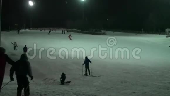 滑雪冬季娱乐背景视频的预览图