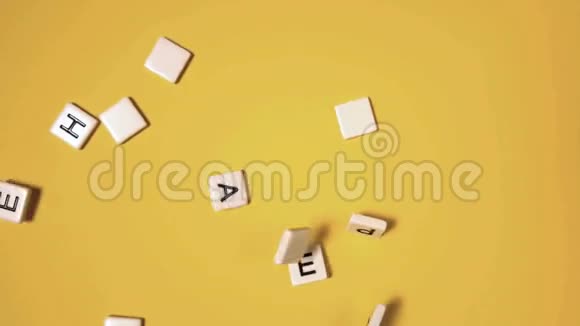 塑料字母蹦蹦跳跳地拼出复活节快乐视频的预览图