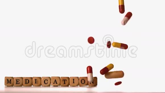 不同的药片倒在骰子上拼写药物视频的预览图