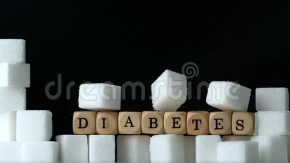 糖块和骰子拼写糖尿病在糖块墙的黑色背景下下降视频的预览图