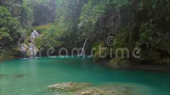 宿务岛卡瓦桑瀑布秘密隐藏瀑布的鸟瞰图视频的预览图