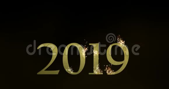燃烧2019年火字文字与火焰和烟雾与灰烬上升的黑色背景与阿尔法通道概念假日视频的预览图