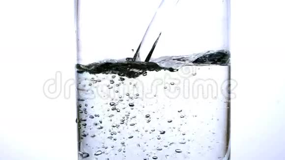 在白色背景的玻璃中倒入水视频的预览图