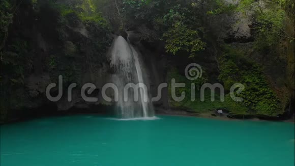 宿务岛卡瓦桑瀑布秘密隐藏瀑布的鸟瞰图视频的预览图
