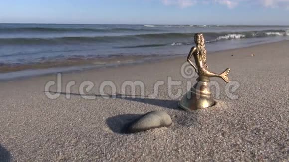 古色古香的黄铜钟和美人鱼的沙滩沙视频的预览图