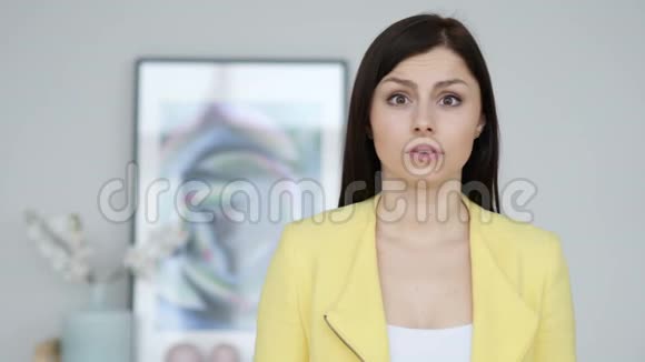 愤怒的大喊大叫的女人对工作中的问题做出反应视频的预览图