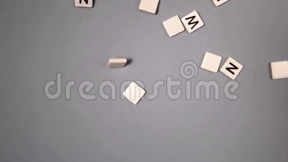 塑料字母弹跳和拼写网络视频的预览图