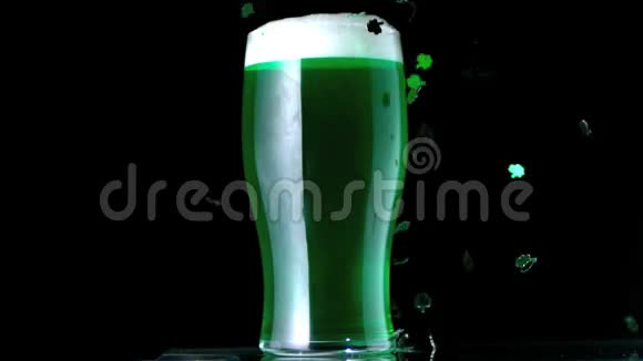 在一品脱绿色啤酒旁边的香岩纸屑视频的预览图