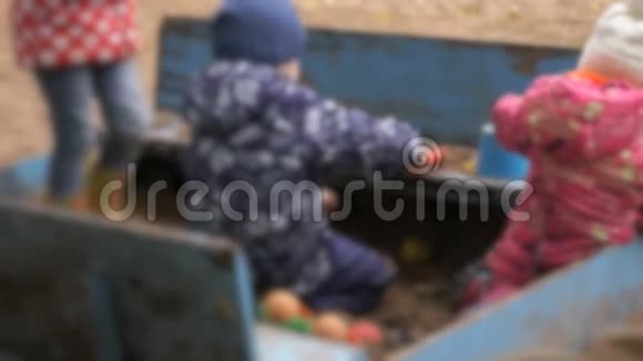 小孩子在沙箱里玩沙子视频的预览图