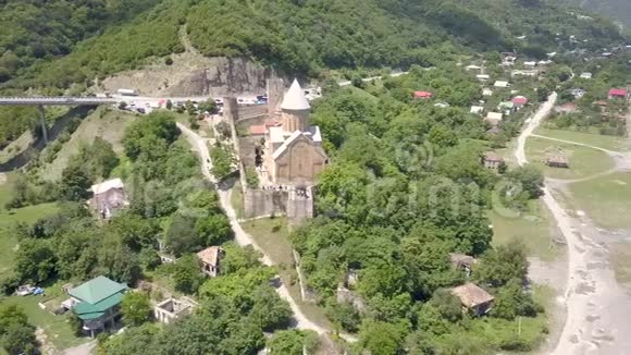 鸟瞰佐治亚州阿拉格维河上的阿纳努里城堡建筑群视频的预览图