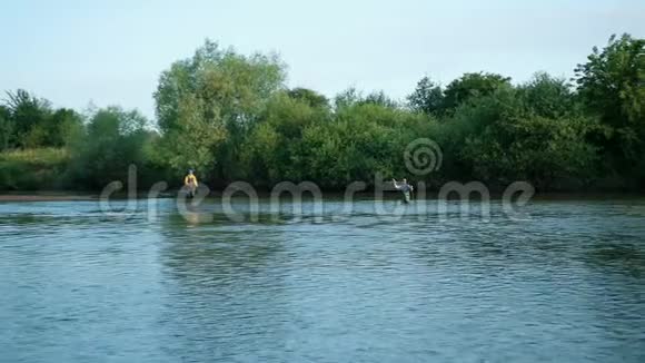 钓鱼两个人在河上钓鱼站在水里一股小小的水流视频的预览图