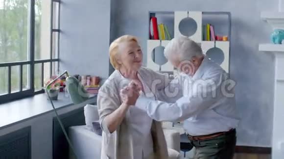 积极的退休和休闲活动老年夫妇的快乐舞蹈视频的预览图
