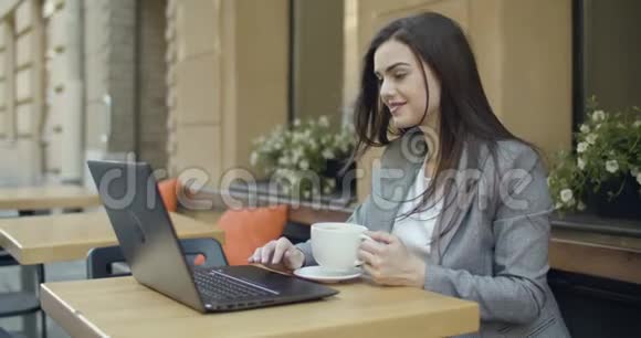 咖啡厅里的学生女孩视频的预览图