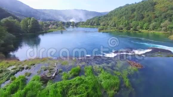 波斯尼亚乌纳河峡谷和瀑布的鸟瞰图视频的预览图