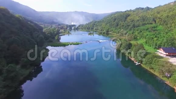 波斯尼亚乌纳河峡谷和瀑布的鸟瞰图视频的预览图