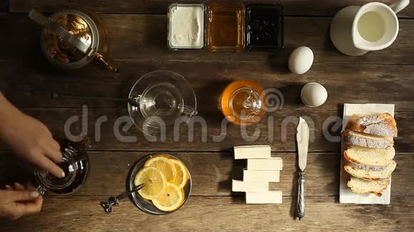 木桌上的柠檬茶和水果糖视频的预览图