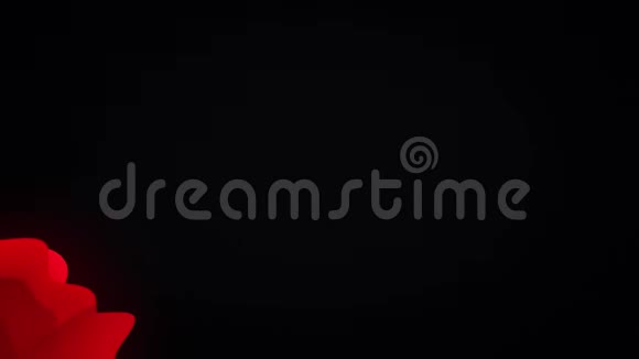 在黑色背景上靠近红色发光的扭曲触手动画抽象的外星触手的美丽运动视频的预览图