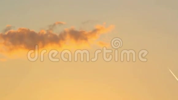 日落穿过云层相机在夕阳的天空下的运动最后的阳光在日落的天空上飞行视频的预览图