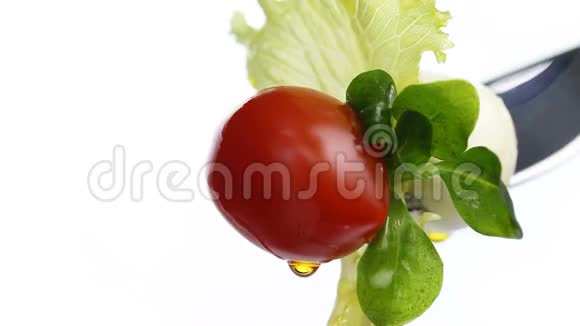 叉式莴苣沙拉叶番茄和马拉上面用橄榄油分离在白色上视频的预览图