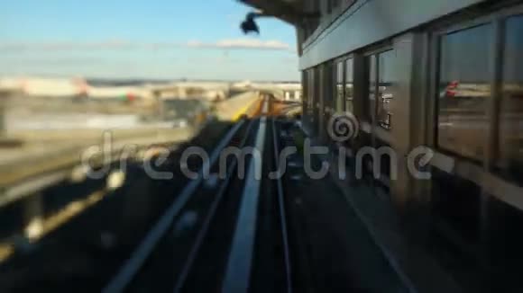 旅客列车后视图倾斜移位视频的预览图