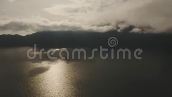 巴图尔日出时的湖泊和火山印度尼西亚巴厘视频的预览图