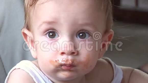 有趣的宝宝都被巧克力搞砸了视频的预览图