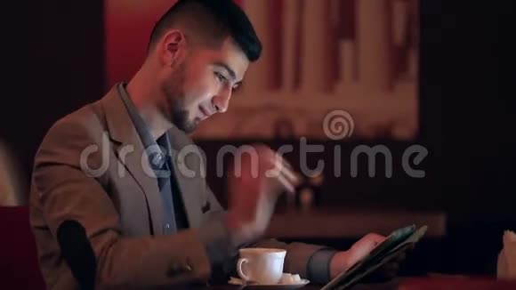 一个年轻的商人在咖啡馆里视频的预览图