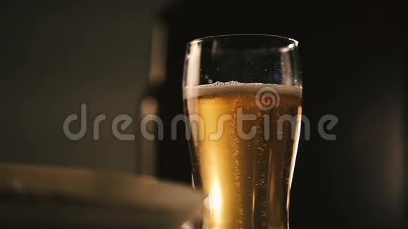 在装有新鲜啤酒的杯子里流动气泡视频的预览图