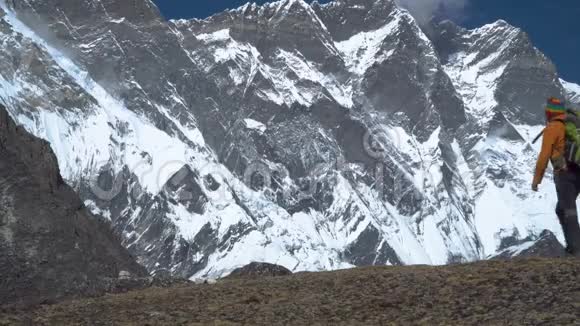 一个背着背包的人正在山里旅行视频的预览图