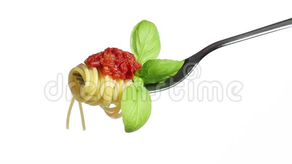 意大利面叉配番茄罗勒帕米森和橄榄油隔离在白色上视频的预览图