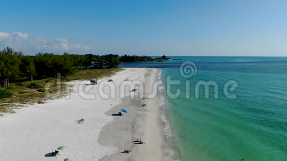 安娜玛丽亚岛科基纳海滩的鸟瞰图视频的预览图