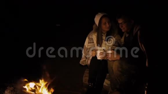 营火和幸福夫妇夜晚的替罪羊篝火和年轻的幸福夫妇视频的预览图