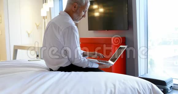 酒店房间4k的商务人员使用笔记本电脑视频的预览图