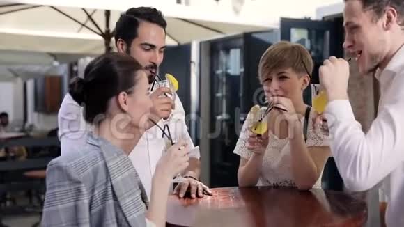 在城市街头咖啡馆喝鸡尾酒的年轻人视频的预览图